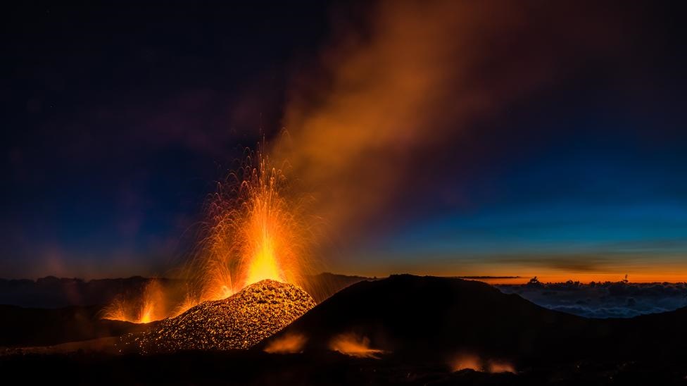 تصاویر | فوران کوه آتشفشانی در اقیانوس هند | گدازه‌های مذاب را از نزدیک ببینید